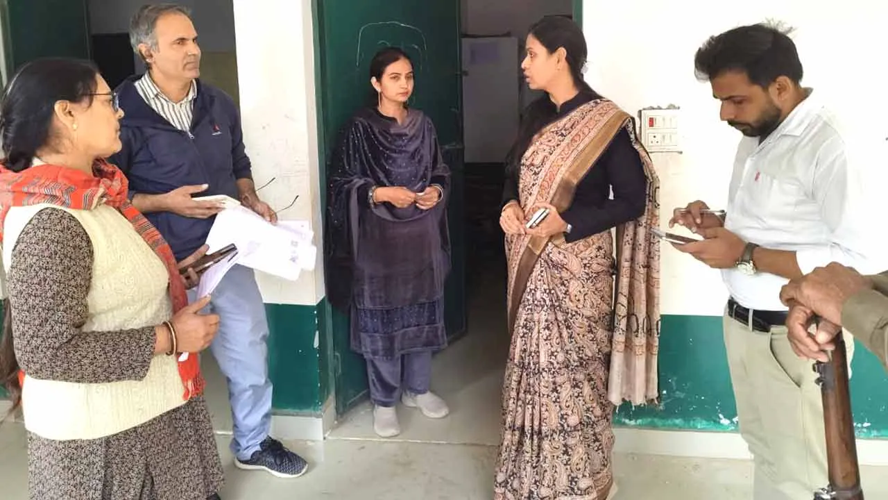 एसडीएम ने लगातार दूसरे दिन भी परखी एसआईआर कार्य की प्रगति