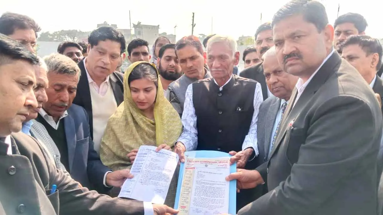 अधिवक्ताओं ने सांसद इकरा हसन के आवास पर पहुंचकर किया प्रदर्शन, सौंपा ज्ञापन
