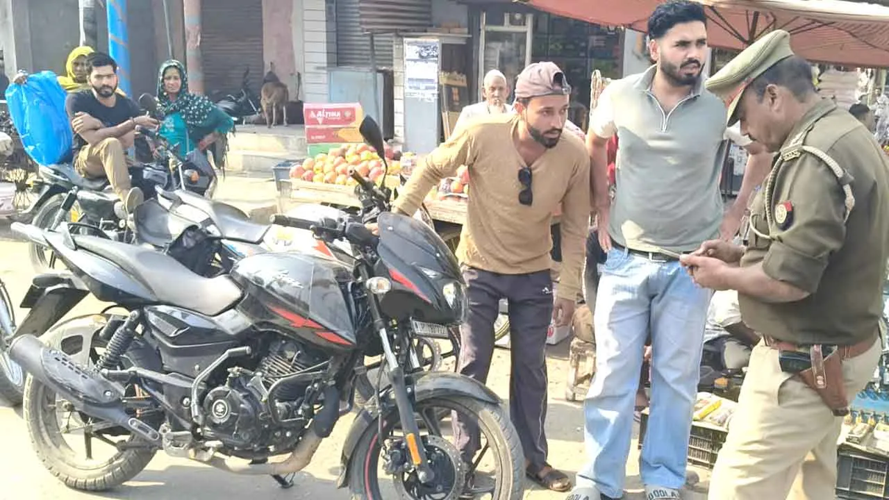 Traffic Challan: किलागेट चौकी प्रभारी ने 24 बाइकों के किये चालान, एक सीज