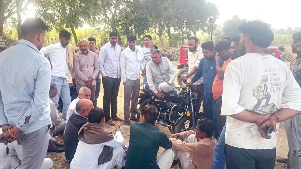 जगनपुर गन्ना तौल केंद्र पर किसानों का हंगामा-प्रदर्शन, बंद कराया तौल