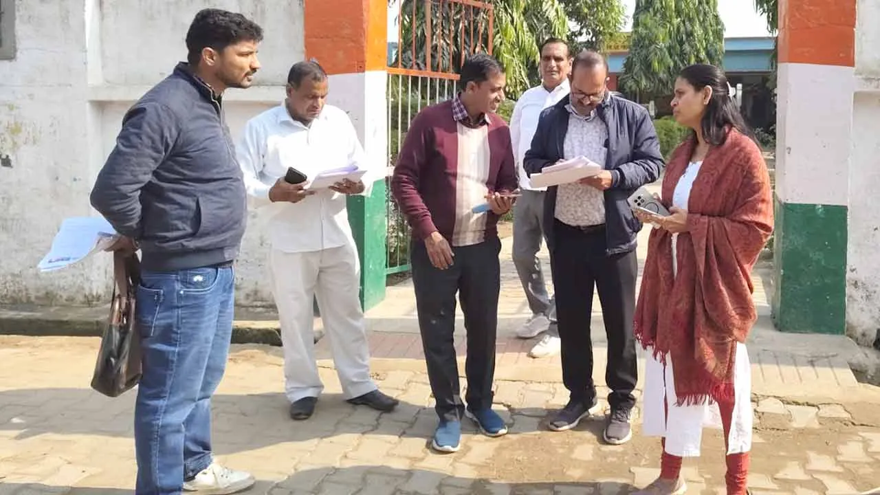 एसडीएम ने गांव-गांव पहुंचकर की एसआईआर कार्य की समीक्षा, दिए निर्देश