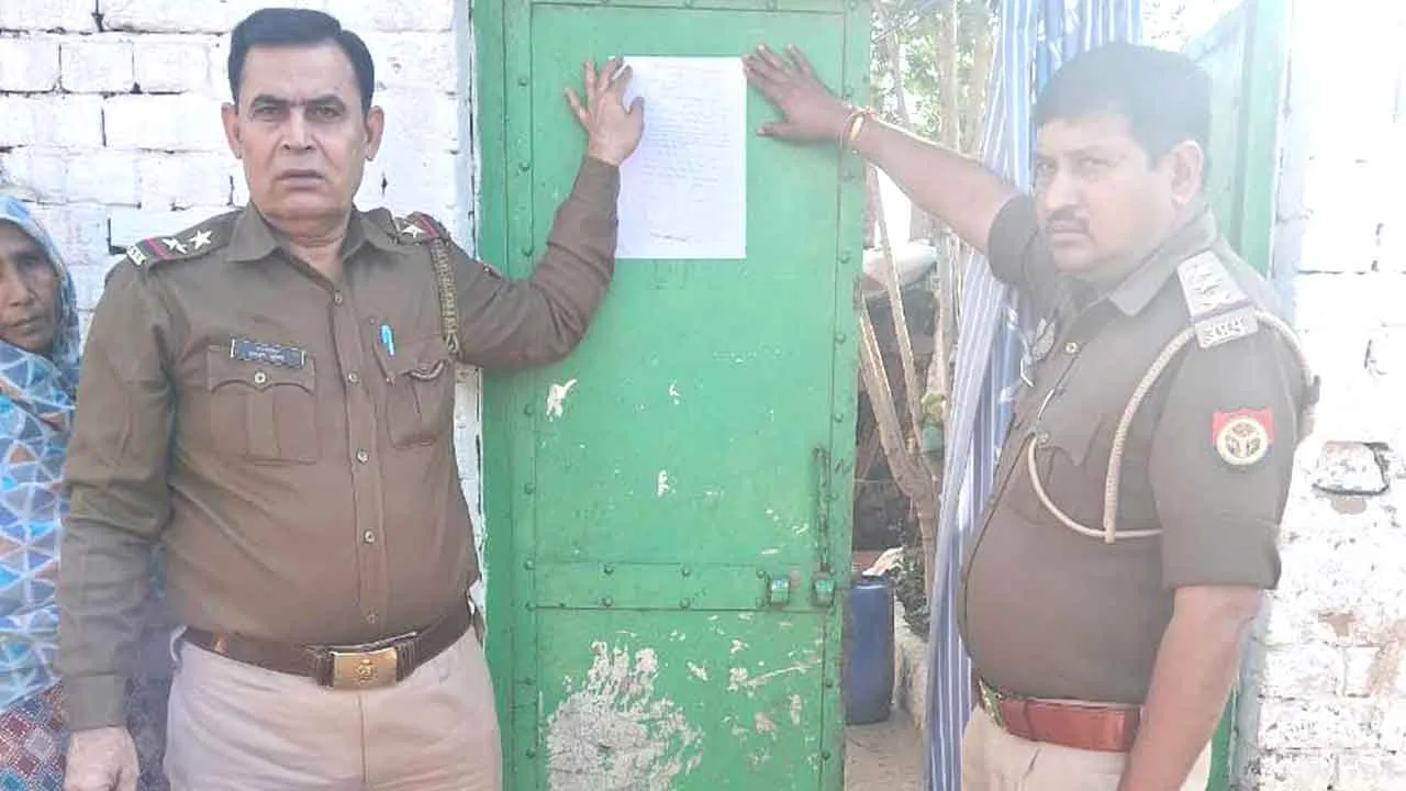 दुष्कर्म के मामले में वांछित आरोपी के घर कुर्की उद्घोषणा नोटिस चस्पा