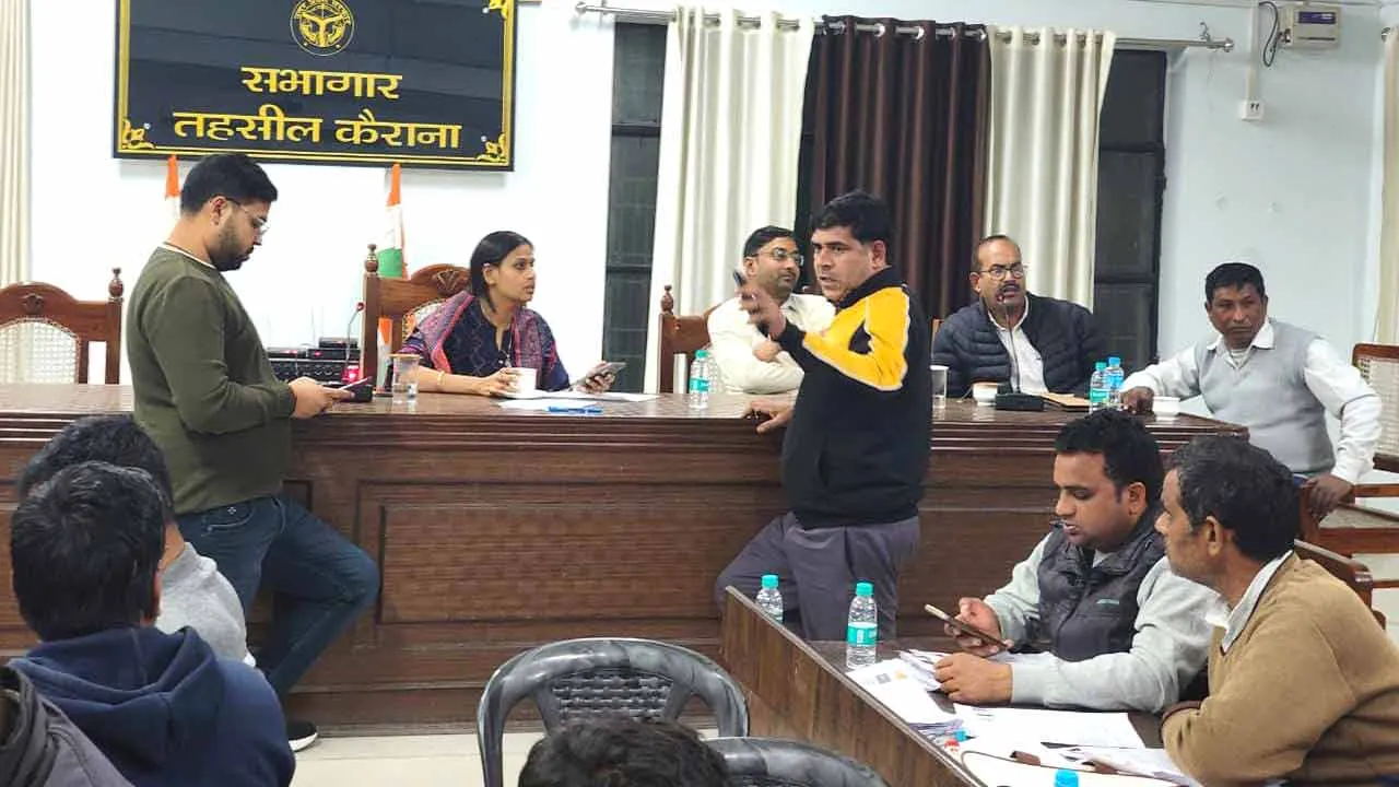 एसडीएम ने अपनी उपस्थिति में कराया एसआईआर फॉर्म फीडिंग का कार्य