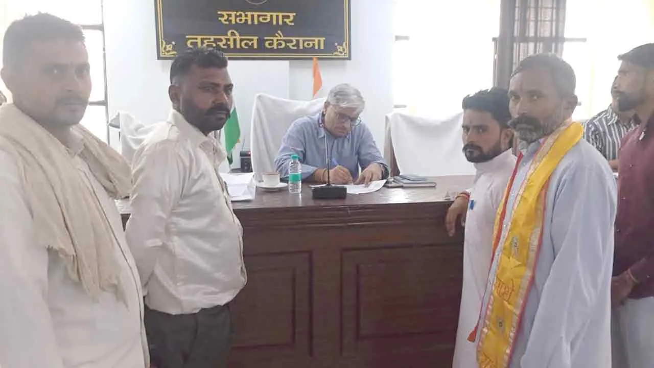 कैराना में मुख्य विकास अधिकारी विनय कुमार तिवारी ने सुनी जनसमस्याएं