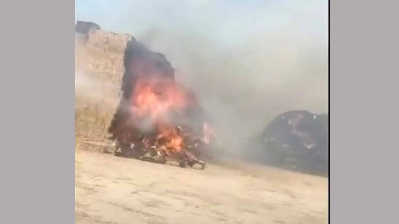 पोलड़ और कांगथली के बीच लाखो की पराली जली