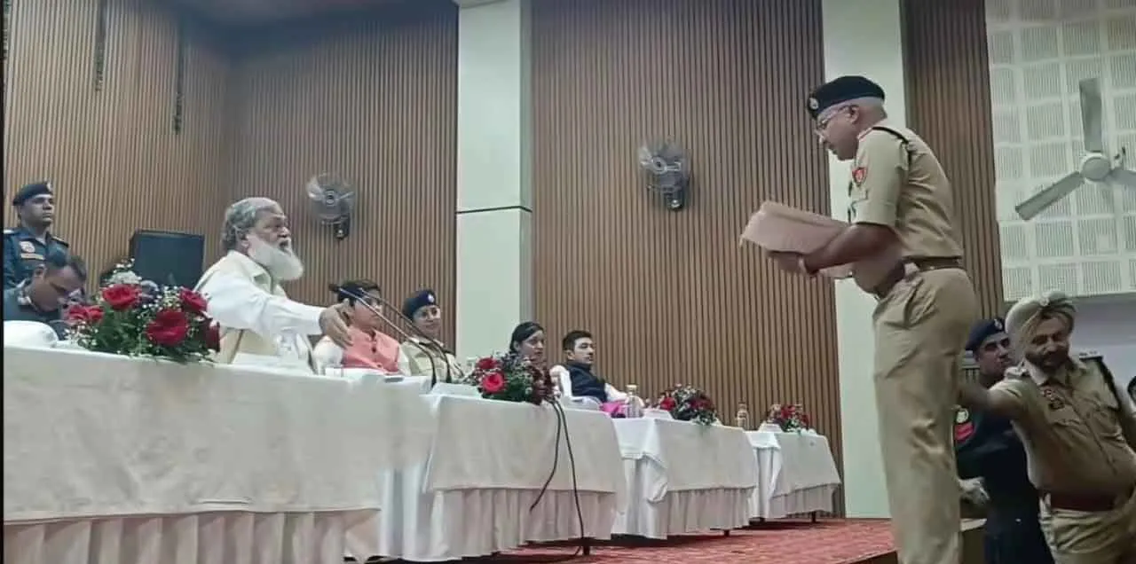 हाथ बांधे खड़ा रहा पुलिस कर्मचारी, आदेश की पालना न होने पर लताड़ लगाते गये मंत्री