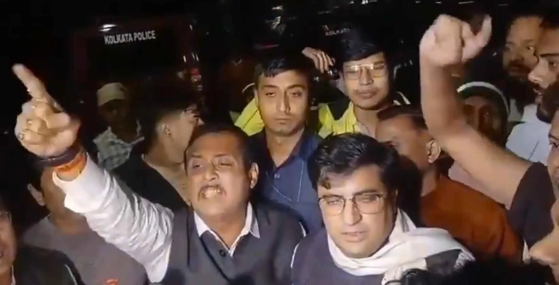 West Bengal: कोलकाता में चुनाव आयोग के बाहर बीएलओ का विरोध प्रदर्शन जारी, अलर्ट मोड़ में प्रशासन
