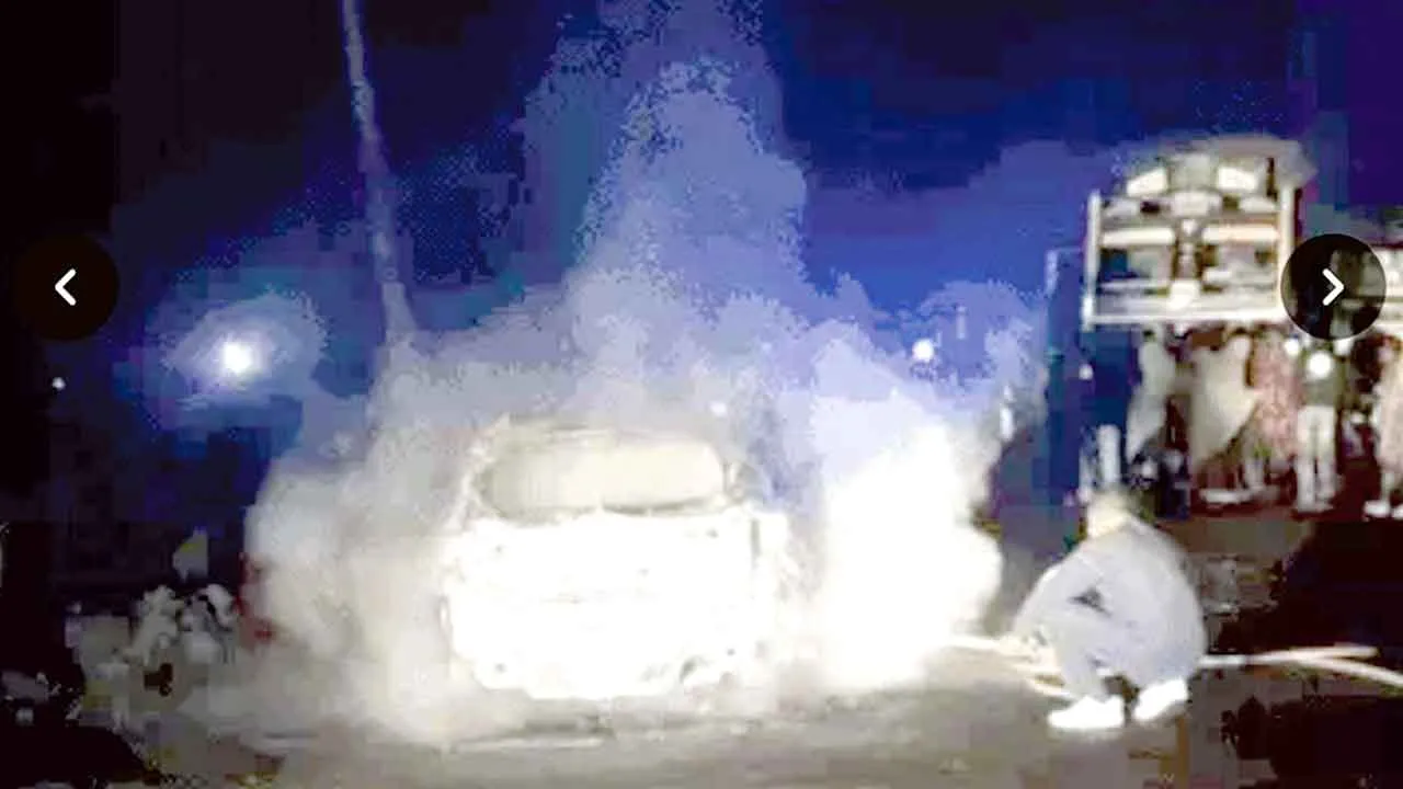 Road Accident; ट्रक से भिड़कर आग का गोला बनी कार, दो की मौत