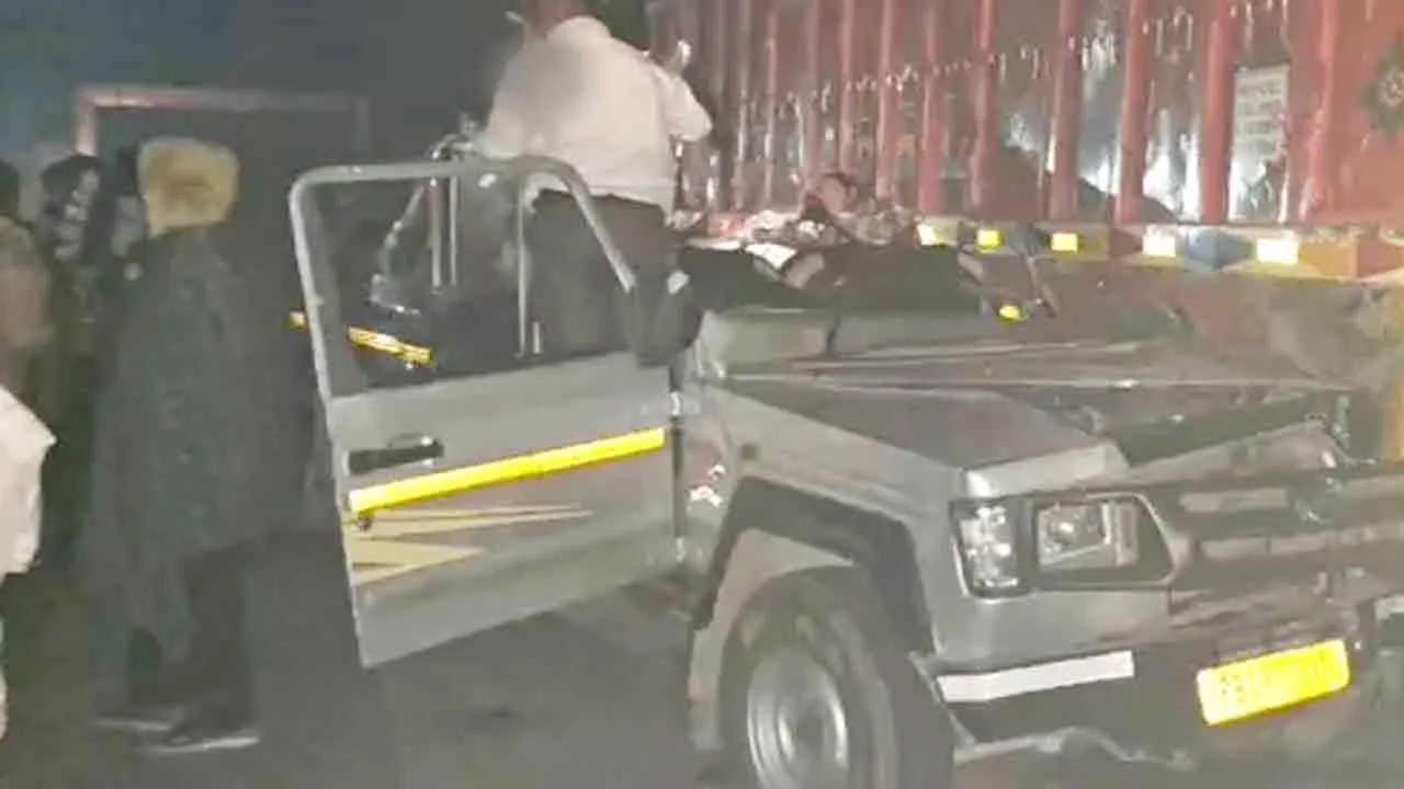 Road Accident: शादी से लौट रहा था कैटरिंग स्टॉफ, खड़े ट्राले में घुसी क्रूजर, 3 की मौत, 6 गंभीर