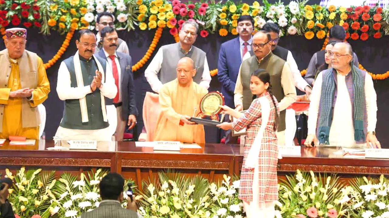 Yogi Adityanath: संविधान दिवस पर सीएम योगी बोले– कर्तव्य के बिना अधिकार संभव नहीं