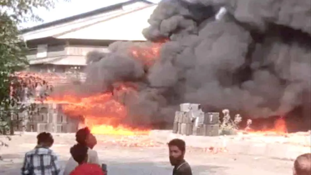Fire: सब्जी मंडी में भीषण आग, प्लास्टिक की पेटियों जलने से भारी नुकसान