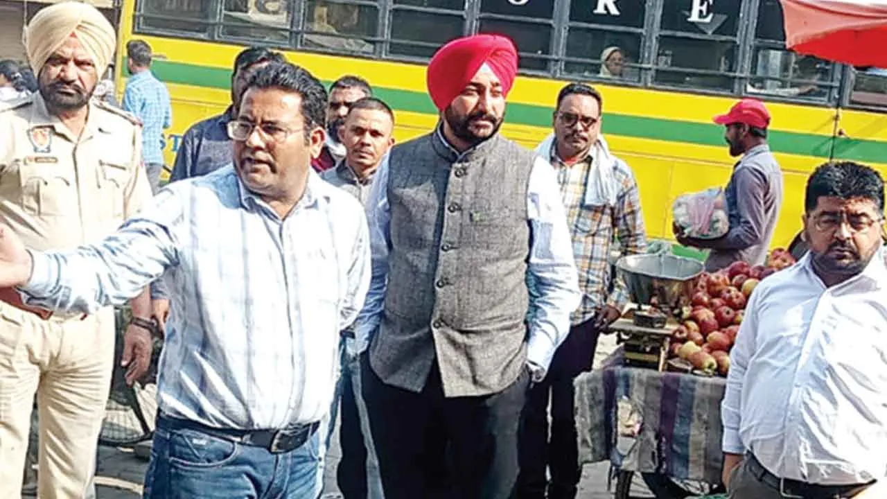 एसडीएम काहलों ने सफाई व ट्रैफिक व्यवस्था का किया औचक निरीक्षण
