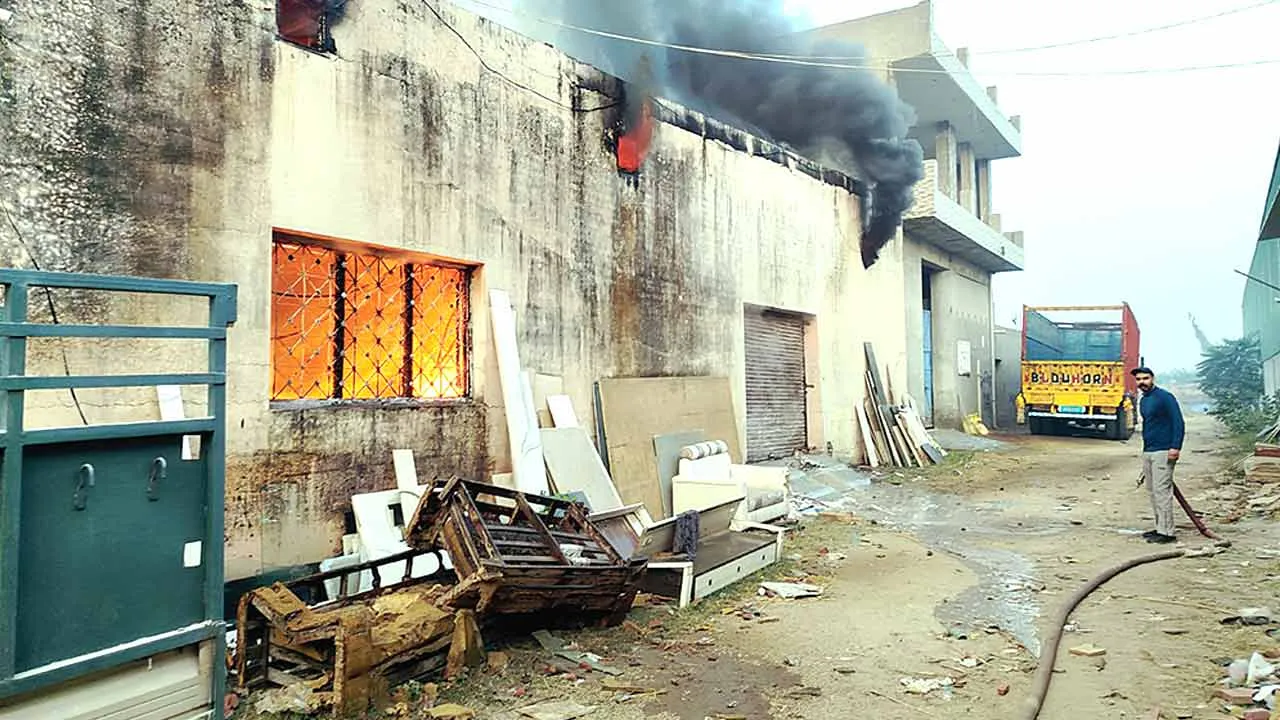 Fire: नाभा में फर्नीचर के गोदाम में लगी भीषण आग, लाखों का नुकसान