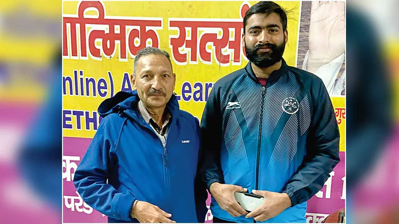 Honesty: मोबाइल लौटाकर दिया ईमानदारी का परिचय