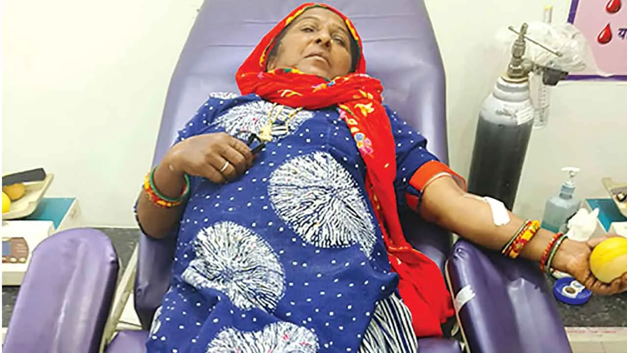 Hisar: पूज्य गुरु जी की प्रेरणा महान, इंसानियत की खातिर महिलाएं भी कर रही रक्तदान