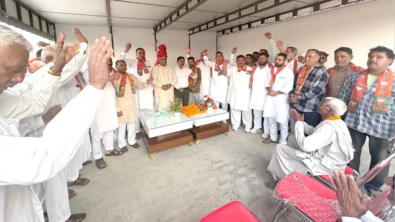 गांव सारसा में कांग्रेस को बड़ा झटका – सैकड़ों लोगों ने डीडी शर्मा के नेतृत्व में छोड़ा कांग्रेस का साथ, भाजपा में हुए शामिल