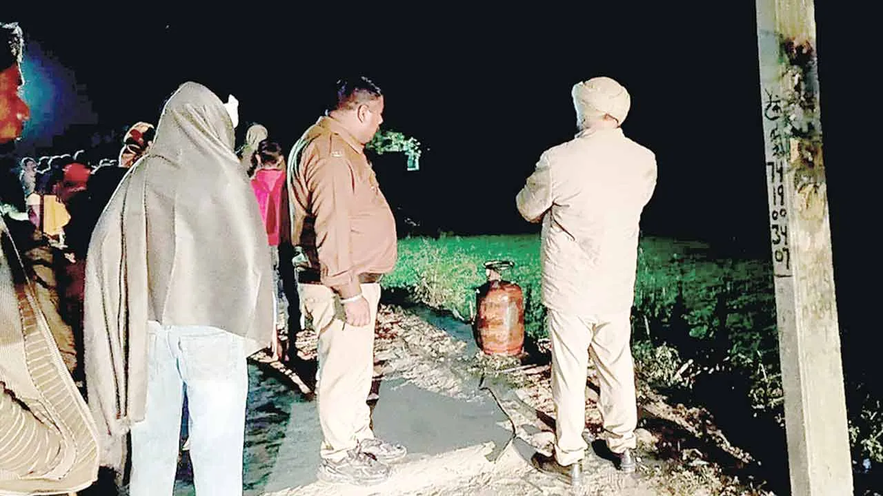 अचानक गैस सिलेंडर में लगी आग, मोहल्ले में फैली दहशत