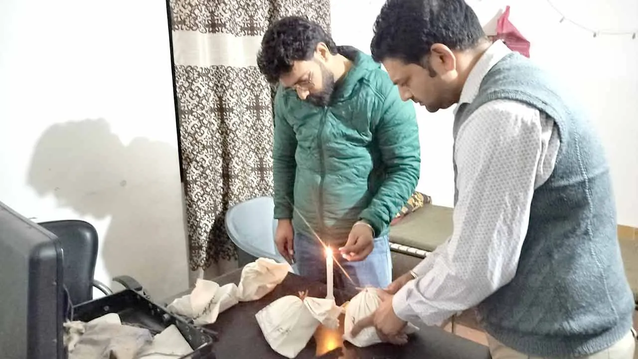 सीएम फ्लाइंग की टीम ने यूरिया से ग्लू बनाने वाली फैक्ट्री एसएस टर्मिशील ब्रदर्स ग्लू फैक्ट्री में छापा मारा, टेक्निकल यूरिया खाद के लगभग 28 कट्टे बरामद