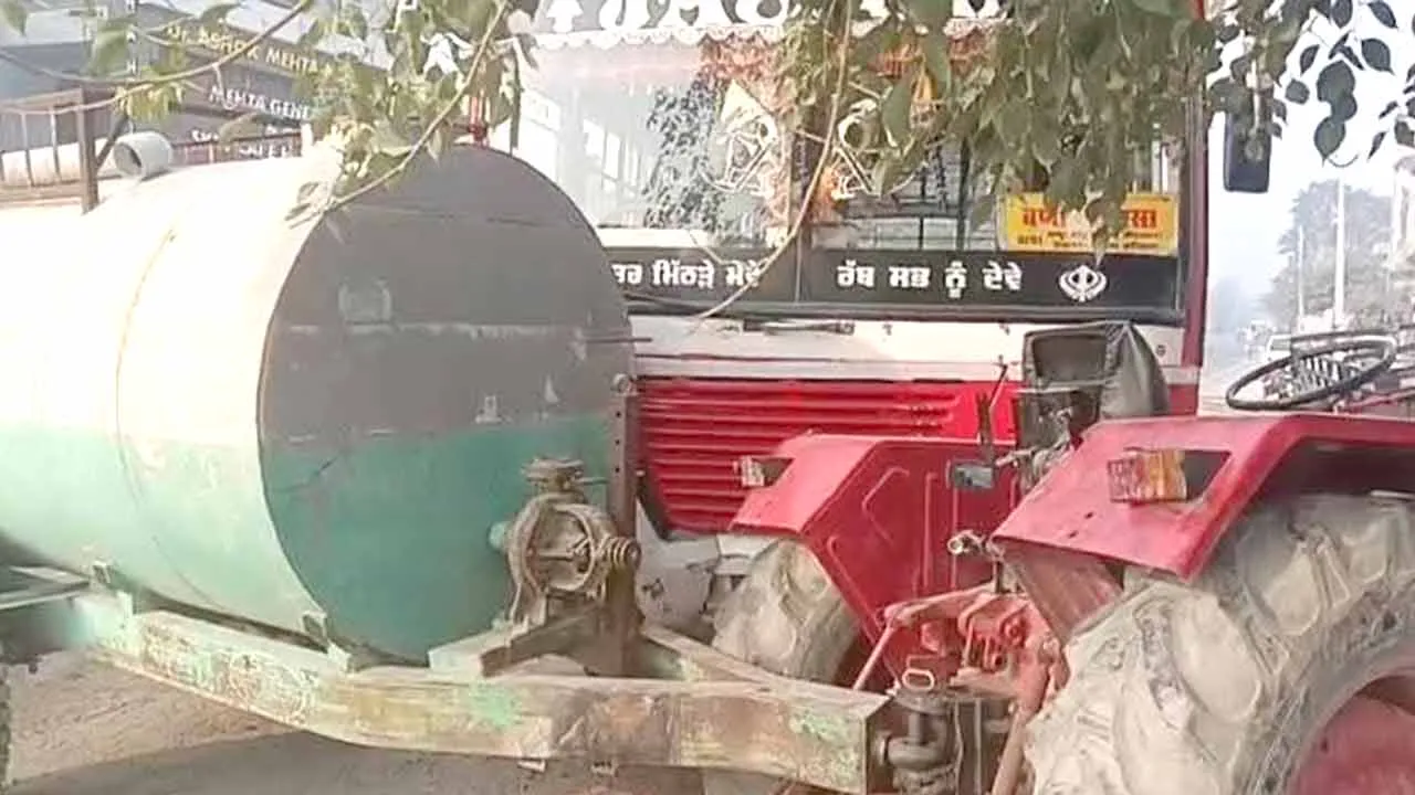 पानी से भरे टैंकर-ट्रैक्टर व निजी बस में भीड़ंत