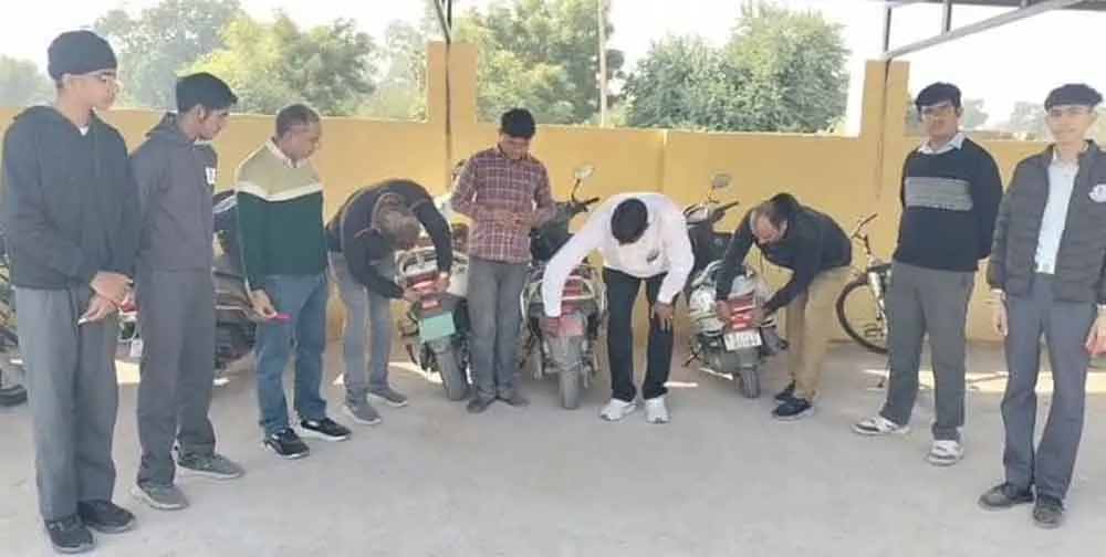 Road safety campaign: बच्चों को किया जागरूक, वाहनों पर लगाए रिफ्लेक्टर