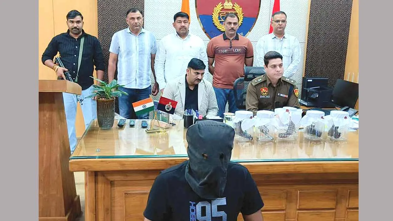 Operation Track Down: चार युवकों को अवैध हथियारों सहित किया गिरफ्तार, कई वारदातों का खुलासा