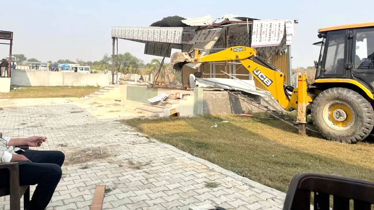 Bulldozer Action: अवैध कालोनी में चला प्रशासन का पीला पंजा