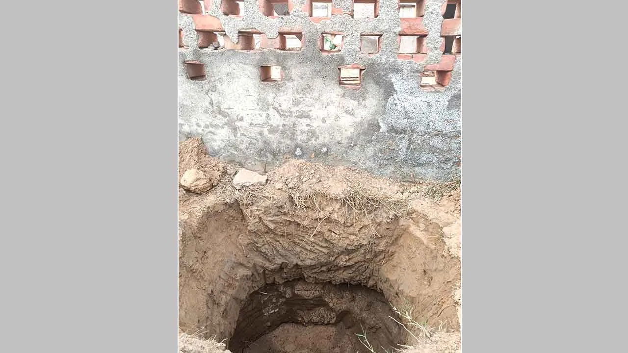 भाकरां में टूटी पाइपलाइन से 15 दिनों से बह रहा हजारों लीटर पानी व्यर्थ, भूमि कटाव से बना गहरा गड्ढा, दिवार गिरने का खतरा
