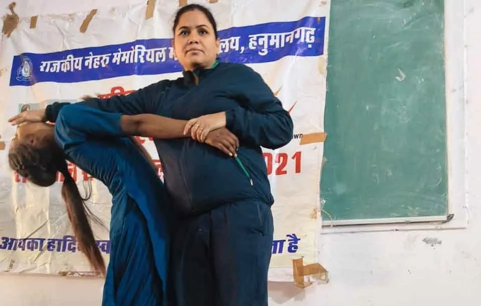 Self-defense techniques: छात्राओं को सिखाए आत्मरक्षा के व्यवहारिक गुर