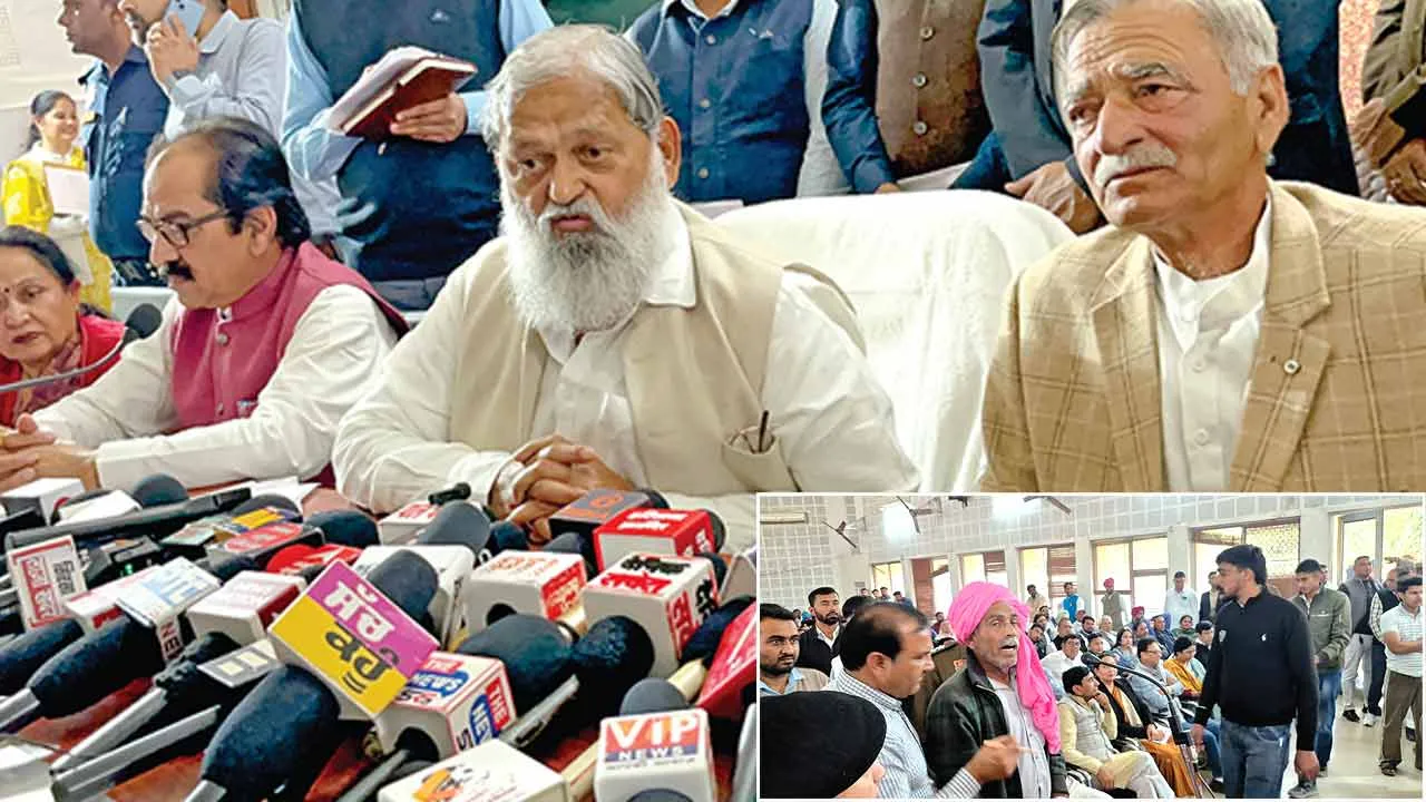 शिकायत निवारण कमेटी में विज ने सुनीं सरसावासियों की समस्याएं, दो अधिकारी निलंबित