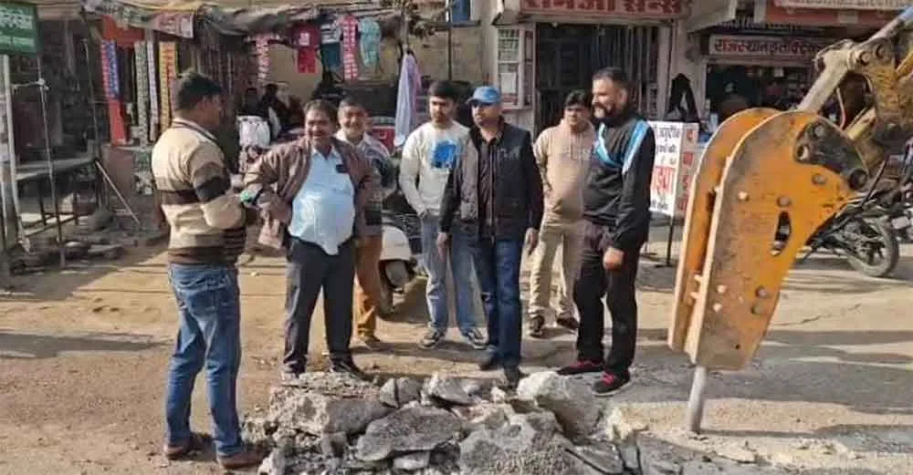 व्यापारियों ने रुकवाया सीवर लाइन बिछाने का कार्य