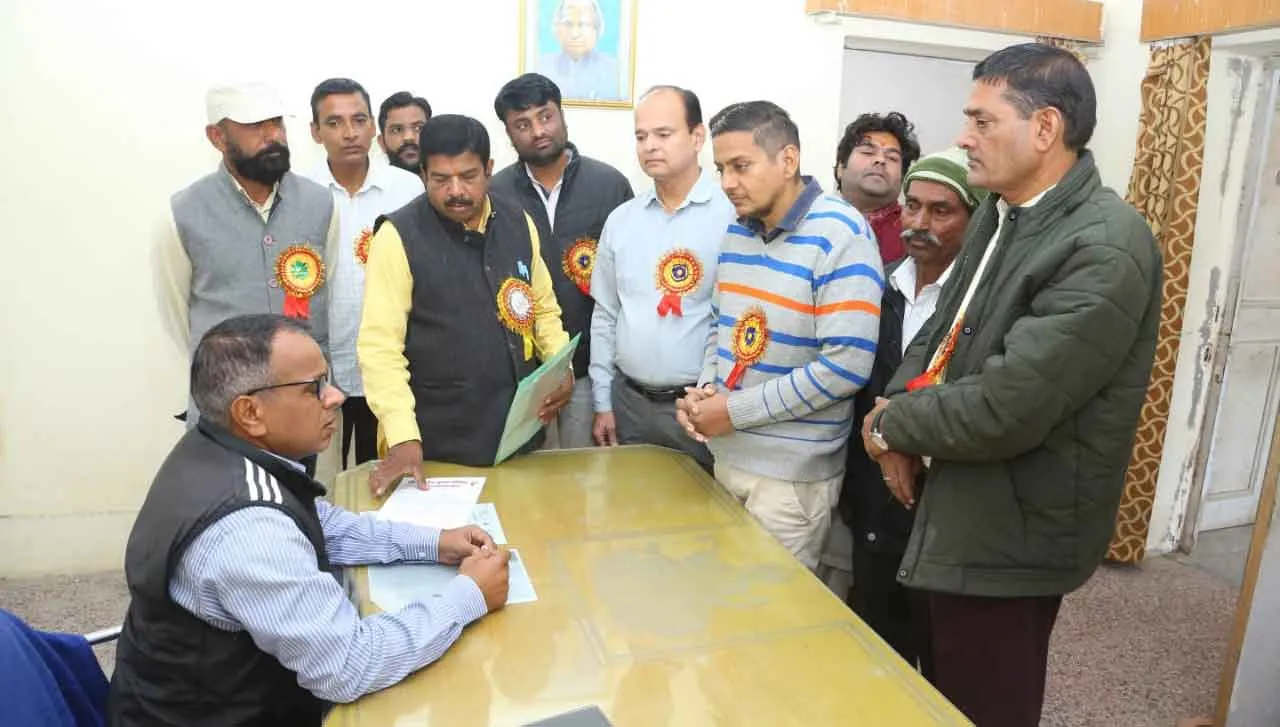 पराली से भरी ओवरलोड ट्रॉलियां बनी यातायात के लिए बड़ी बाधा