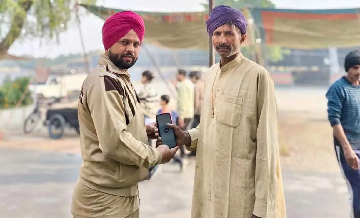 Honesty: उपकार कालोनी के सुखदीप इन्सां ने गुम हुआ मोबाइल असली मालिक को लौटाकर दिखाई ईमानदारी