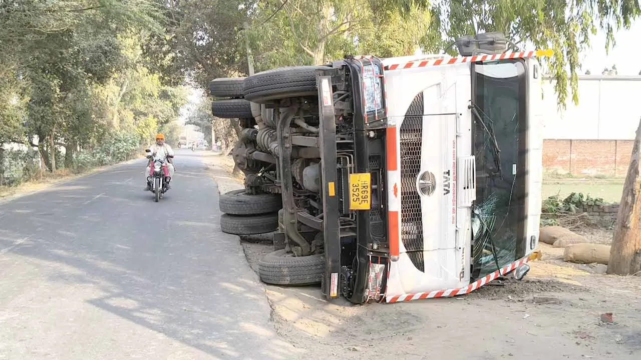 तरावड़ी में लगातार तीन ट्राले पलटे, धान की बोरियां सड़क पर बिखरीं