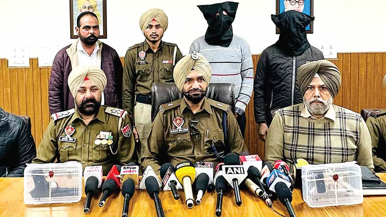 हथियार तस्करी रैकेट का भंडाफोड़, दो तस्कर गिरफ्तार, हथियार बरामद