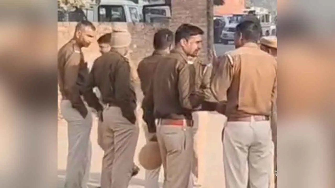 Hanumangarh Police: इथेनॉल फैक्ट्री के विरोध में पिछले कई दिनों से धरना दे रहे प्रदर्शनकारियों को पुलिस ने खदेड़ा