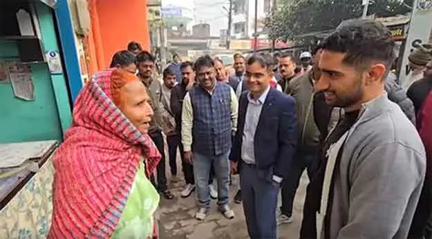 वोटर लिस्ट सुधार व कूड़ा कलेक्शन की जांच को घर-घर पहुंचे डीएम-कमिश्नर