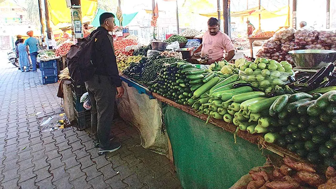 Vegetable Prices: आसमान छूने लगे सब्जियों के दाम, सब्जी मंडी में कम हुई रौनक