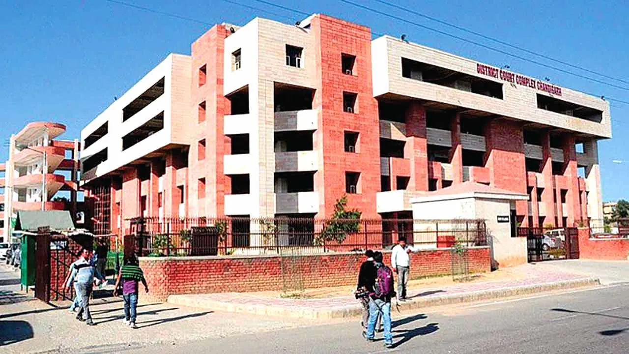 Bomb Threat News: चंडीगढ़ जिला अदालत को बम से उड़ाने की धमकी, इमारत खाली करवाकर की गई जांच