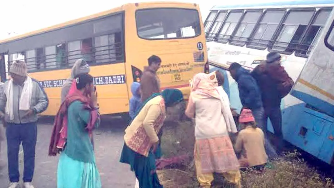 Roadways Bus Accident: दादरी में रोडवेज व आर्यन स्कूल बस की टक्कर में छात्रा की मौत, 18 छात्रायें घायल