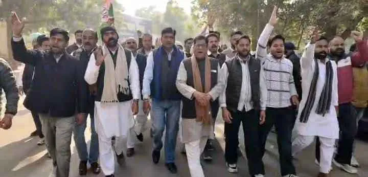 Congress Protests: सतीपुरा आरओबी डिजाइन में फेरबदल के खिलाफ कांग्रेस उतरी सड़क पर