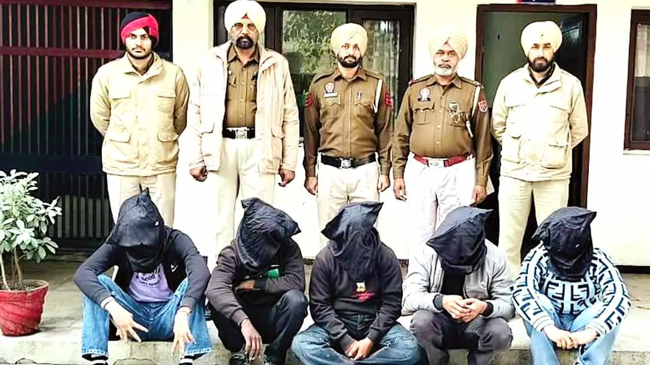 Faridkot Police: लूट की योजना बनाते पांच युवक तेजधार हथियारों सहित गिरफ्तार