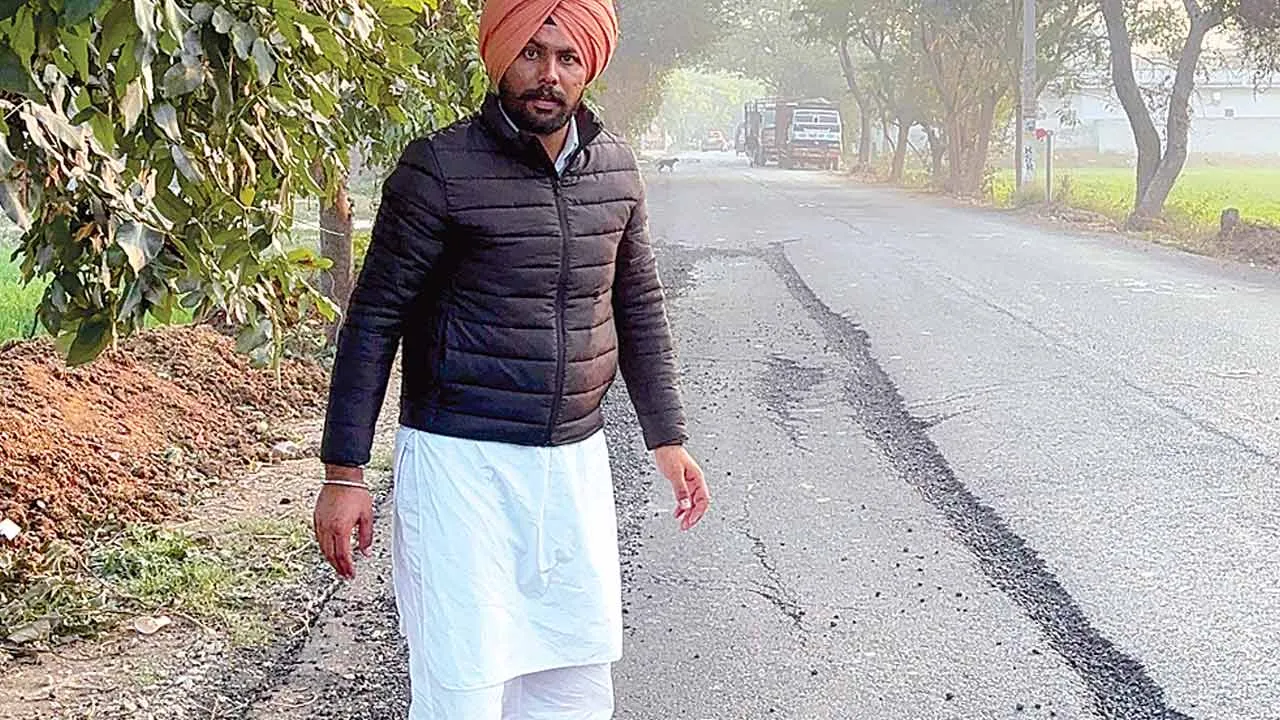 नई बनी सड़क मात्र 10 दिनों में ही टूटी, लोगों में भारी रोष