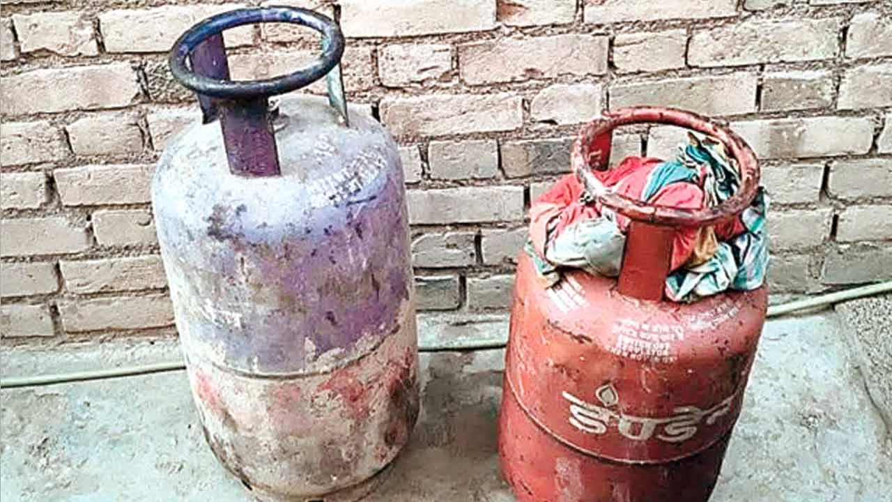 सिलेंडर में गैस भरते हुए लगी आग दो महिलाओं सहित 5 घायल