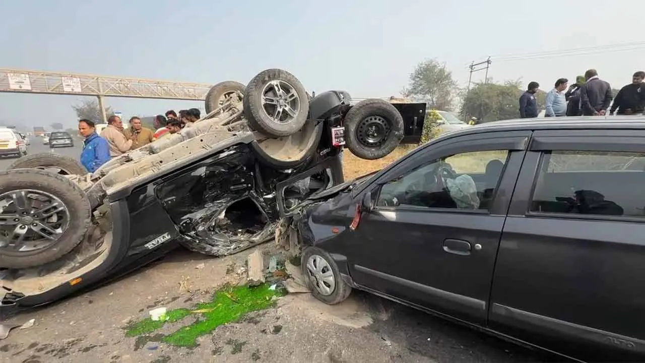 Road Accident: महिला को बचाने में थार पलटी, दूसरी लेन में जाकर कार पर गिरी