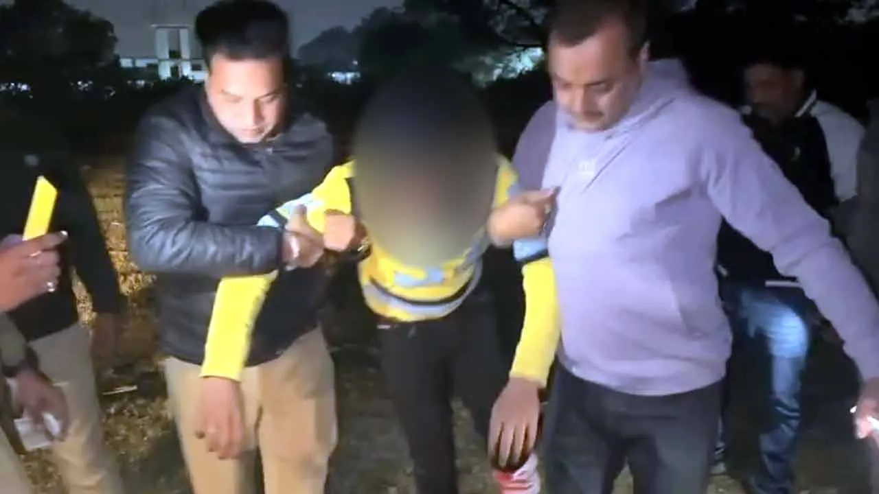 25 हजार रुपए का इनामी अपराधी पुलिस मुठभेड़ में घायल, गिरफ्तार