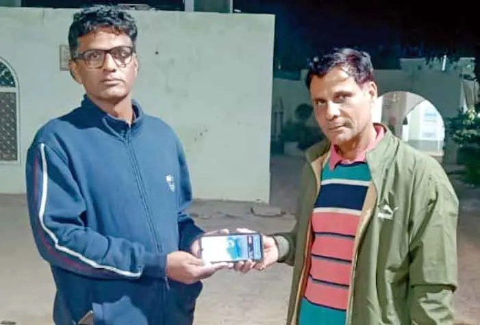Honesty: शाह सतनाम जी अस्पताल के बिजली मैकेनिक ने मोबाइल लौटा कर दिखाई ईमानदारी