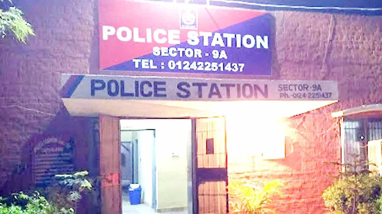 फ्लैट का ताला तोड़कर जबरन कब्जा करने वाली दो महिलाओं समेत चार आरोपी काबू