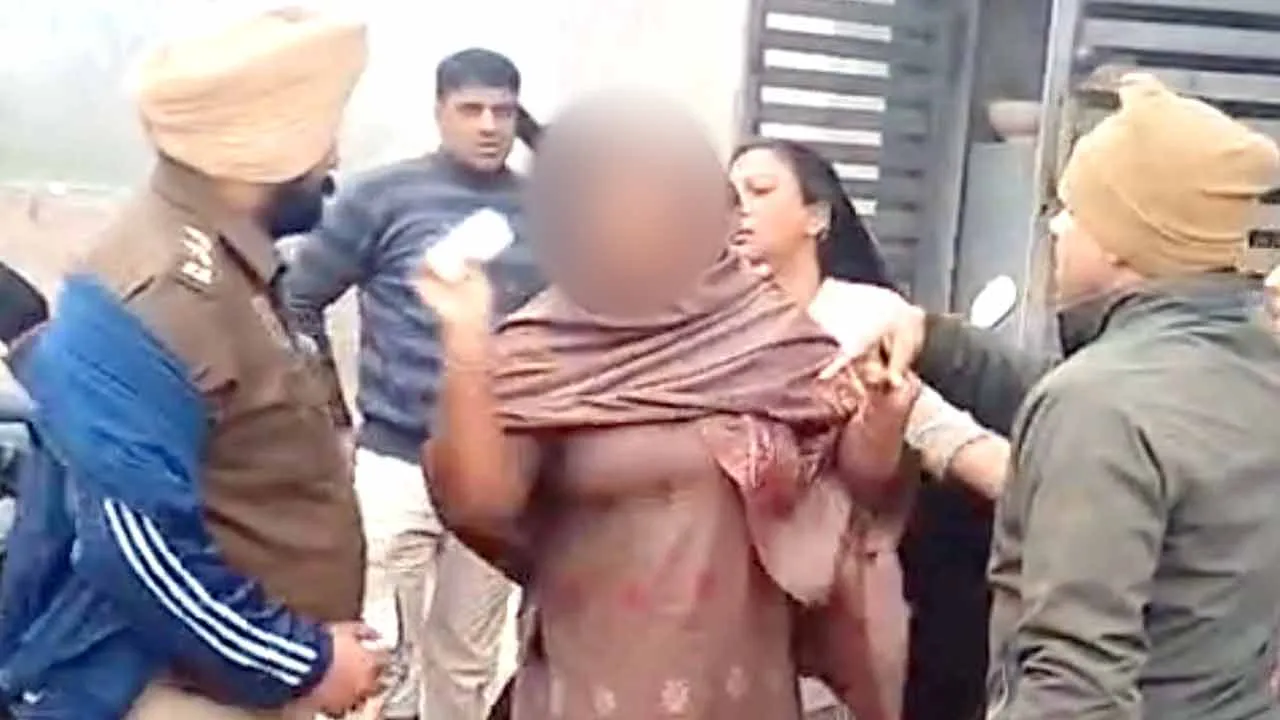 हांसी में आरोपी की गिरफ्तारी के दौरान हंगामा, पुलिस व परिजनों में झड़प, आरोपी का पति छत से कूदा