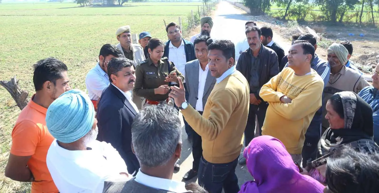Hanumangarh: रेल बाइपास के लिए पैमाइश करने पहुंचे अधिकारियों का किया घेराव, आंदोलन तेज करने की दी चेतावनी