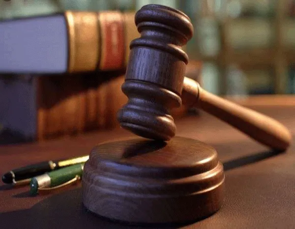 कुल्हाड़ी-चौसांगी से लैस होकर दम्पती पर हमला, पीछे दौड़ाया ट्रैक्टर